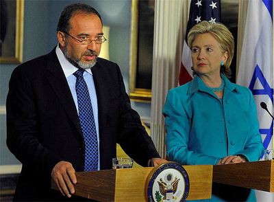 El ministro de Asuntos Exteriores israelí, Avigdor Lieberman, habla junto con la secretaria de Estado norteamericana, Hillary Clinton.