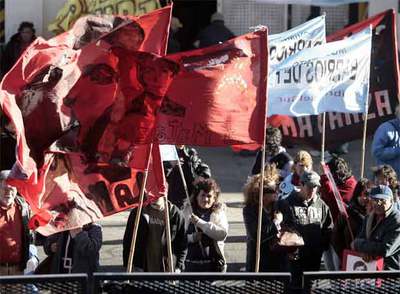 Familiares y amigos de desaparecidos durante la dictadura se manifiestan a las puertas del juzgado.