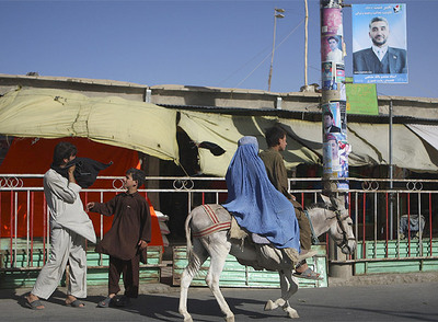 Varias personas pasean por las calles de Charikar.