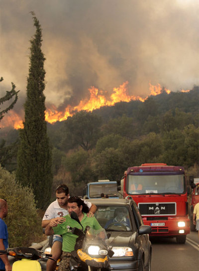Cerca de 3.500 personas evacuadas por los incendios en Grecia
