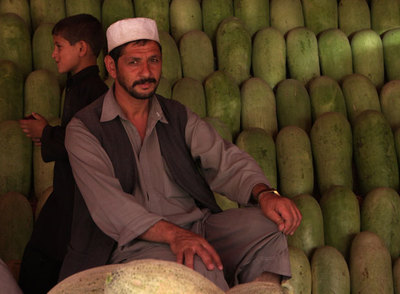 Abbas Khan, junto a su puesto de sandías en Kabul.