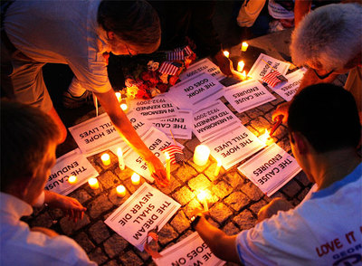 Ciudadanos estadounidenses depositan velas y mensajes de condolencia durante una vigilia por la muerte del senador Ted Kennedy en Washington.
