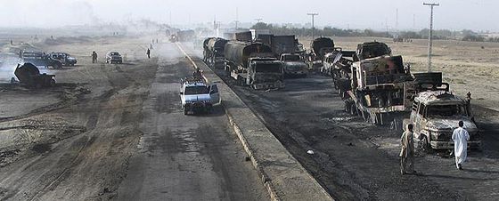 Talibanes queman un grupo de 18 camiones en la frontera entre Afganistán y Pakistán