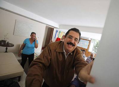 El presidente depuesto de Honduras, Manuel Zelaya, acompañado de su esposa y otros colaboradores en la Embajada brasileña en Tegucigalpa.