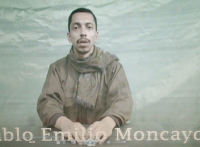 El militar colombiano Pablo Emilio Moncayo, secuestrado por las FARC, en una imagen del vídeo difundido hoy.