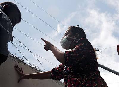 Xiomara Castro, esposa del presidente depuesto de Honduras Manuel Zelaya, reclama a los soldados que rodean la embajada por lanzarles hoy gases lacrimógenos