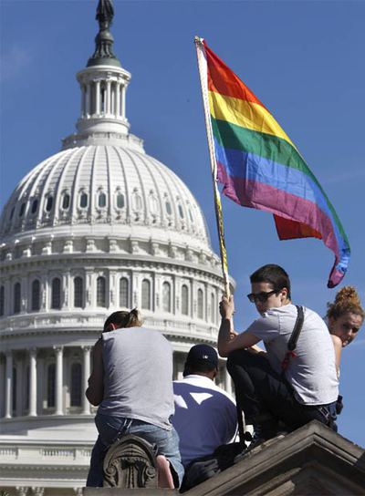 El arco iris ondea frente al Capitolio