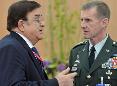 El general estadounidense Stanley Mc Chrystal (derecha) y el ministro de defensa afgano, Abdul Rahim Wardak, durante una reunión informal de los ministros de defensa de la OTAN en Bratislava (Eslovaquia).