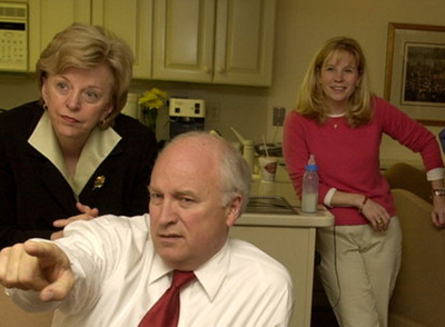 En segundo plano, una sonriente Elizabeth  Liz  Cheney observa a su padre, el ex vicepresidente de EE UU, Dick Cheney, y a su madre, Lynne.