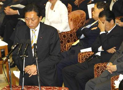 El primer ministro de Japón, Yukio Hakoyama, responde a preguntas de la oposición en una sesión del parlamento sobre presupuestos.