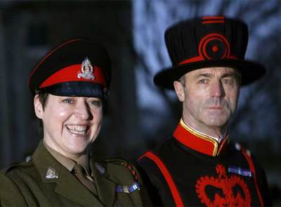 Moira Cameron, junto a otro compañero guardián