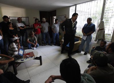 El presidente depuesto de Honduras, Manuel Zelaya, se pasea desesperado entre sus simpatizantes hoy en la embajada de Brasil en Tegucigalpa