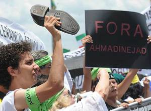 Un grupo de manifestante muestra su oposición a la visita del presidente iraní a Brasilia