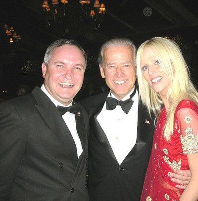 Tareq y Michaele Salahi posan junto al vicepresidente de Estados Unidos, Joe Biden.