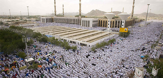 Peregrinos musulmanes en la mezquita de Namira.
