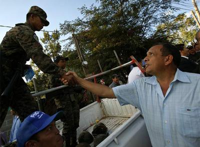 Porfirio Lobo gana las elecciones de Honduras