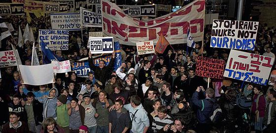 Miles de colonos israelíes protestan por la decisión del Gobierno de congelar durante 10 meses las construcciones en los asentamientos