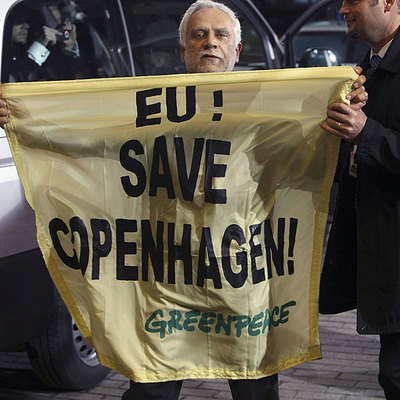 Un activista despliega una pancarta que lee 