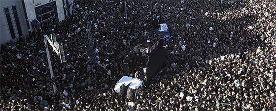 Un coche traslada entre la multitud el féretro del gran ayatolá iraní, Hosein Ali Montazerí.