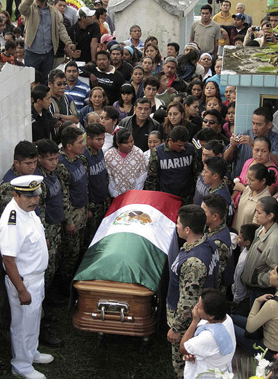 Varios infantes de marina trasladan el ataúd de su compañero que murió la semana pasada durante el operativo donde fue abatido el capo Beltrán Leyva