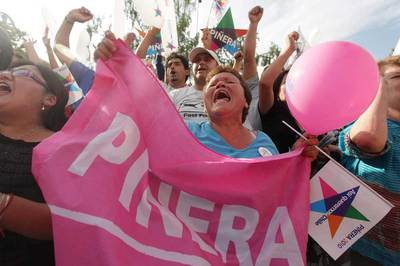 Seguidores de Sebastián Piñera celebran la victoria de su líder en Santiago