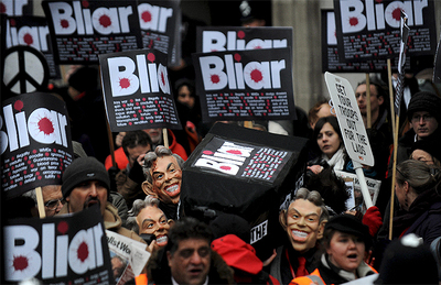 Cientos de manifestantes protestan frente al centro de convenciones que acoge la declaración del ex primer ministro.