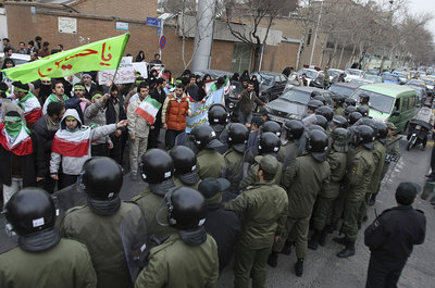 Un grupo de estudiantes 'basiyís' se manifiestan frente a la embajada de Italia en Teherán