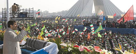 El presidente iraní, Mahmud Ahmanideyad, se dirige a los iraníes en el discurso del aniversario de la revolución.