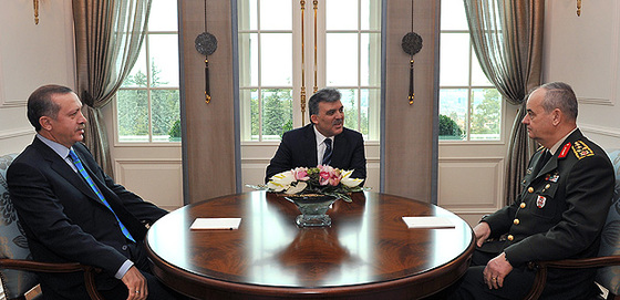 El presidente turco Abdulá Gul, centro, el primer ministro, Recep Tayyip Erdogan, y el jefe del Alto Mando militar, el general Ilker Basbug, hoy durante su reunión en Ankara