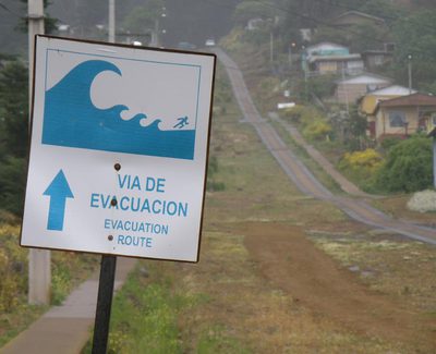 Cartel que indica la vía de evacuación en caso de maremotos, conocida como 