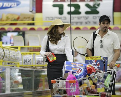 Un anuncio de un supermercado israelí parodia el asesinato de Dubai