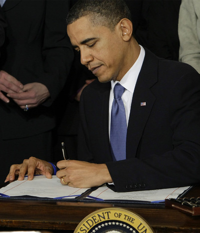 Obama firma la ley de reforma sanitaria.