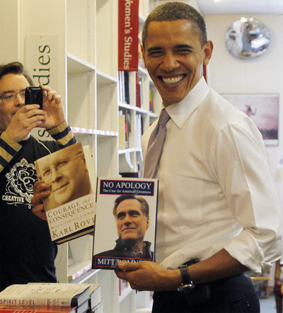 El presidente sostiene en una librería de Iowa los títulos de los republicanos Karl Rove y Mitt Romney