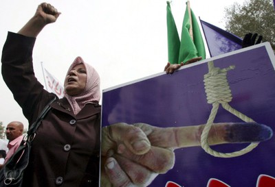 Una seguidora del primer ministro iraquí Nuri al Maliki grita lemas a favor de un recuento manual durante una protesta en Bagdad.