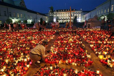 Decenas de miles de personas acuden en Varsovia al funeral de las 96 víctimas del accidente aéreo
