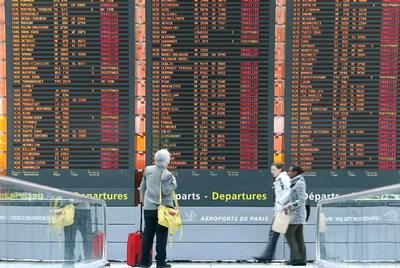 Un viajero contempla un panel que anuncia la cancelación de numerosos vuelos en el aeropuerto Roissy Charles de Gaulle, cerca de París.
