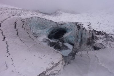 El equipo de  Desafío Extremo  ha filmado la fusión del hielo en el glaciar. Cuando el hielo se derrite, se forman gigantescas cuevas.