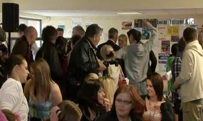 Momento en el que el adolescente lanza el huevo contra el líder conservador.