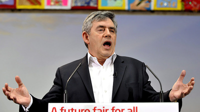 El primer ministro británico Gordon Brown pronuncia un discurso en la Academia Westminster durante el lanzamiento del programa electoral 