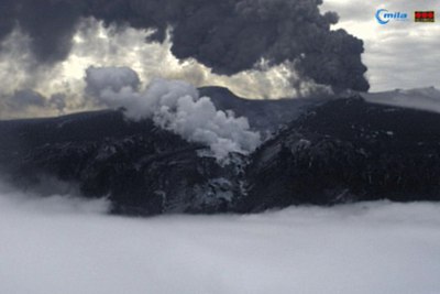 El volcán islandés continua expulsando una gran columna de humo y ceniza. Esta imagen está tomada hoy, a las 12.45, de  una de las  webcams  que una empresa islandesa ha colocado apuntando al cráter.