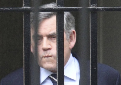 Gordon Brown abandona el número 10 de Downing Street.