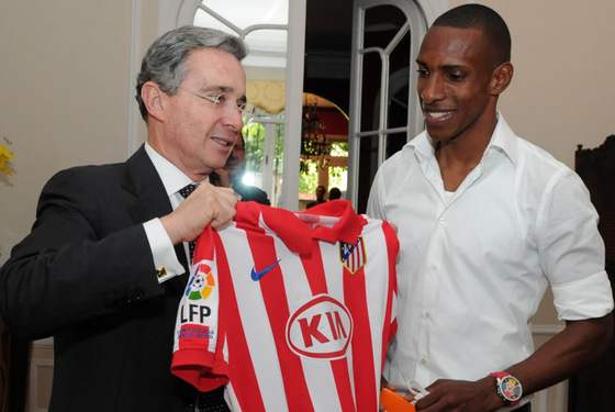 Perea le regala la camiseta a Uribe