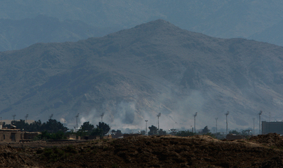 Columnas de humo sobre la base estadounidense de Bagram, en Afganistán.