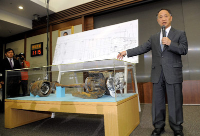 Yoon Duk-Yong, miembro del equipo que ha estudiado el hundimiento del  Cheonan , mientras explica las conclusiones del trabajo.