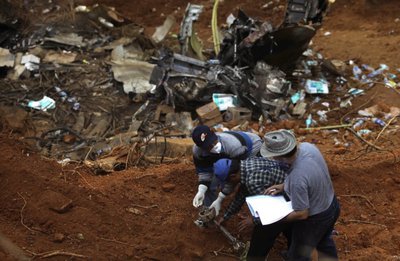 Los investigadores recogen pruebas en el lugar del siniestro.