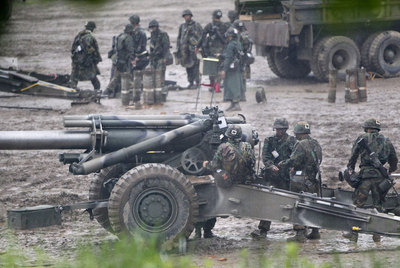 Personal del Ejército surcoreano preparan armamento cerca de la zona desmilitarizada que separa a las dos Coreas