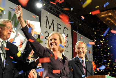 Meg Whitman y su marido celebran con sus seguidores el triunfo en la primarias republicanas de California