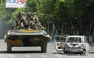 Tropas de Kirguizistán patrulla las calles de Osh, sacudida por los enfrentamientos que han provocado ya 97 víctimas en el país.