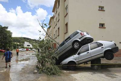 Dos coches apilados por efecto de las inundaciones en el sureste de Francia