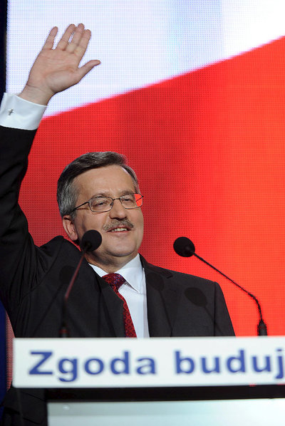 El candidato presidencial del partido Plataforma Cívica y actual presidente polaco, Bronislaw Komorowski, saluda a sus simpatizantes tras la jornada electoral.